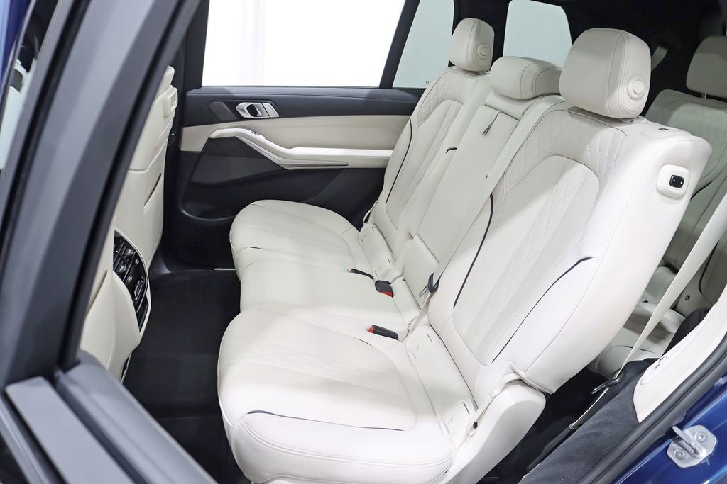 Used 2022 BMW X7 M50i image 33