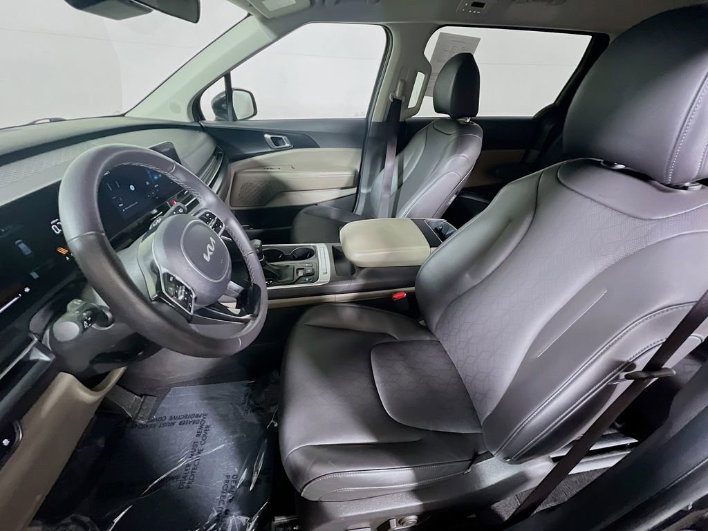 Used 2025 Kia Carnival FWD image 18