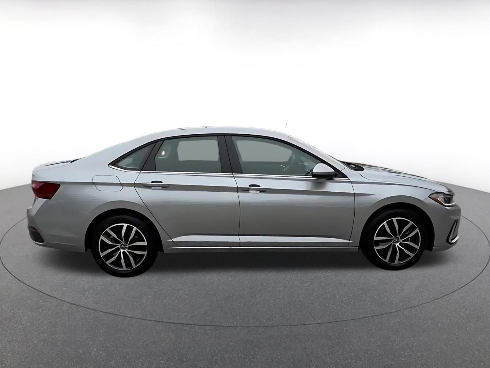 Used 2025 Volkswagen Jetta SE image 15