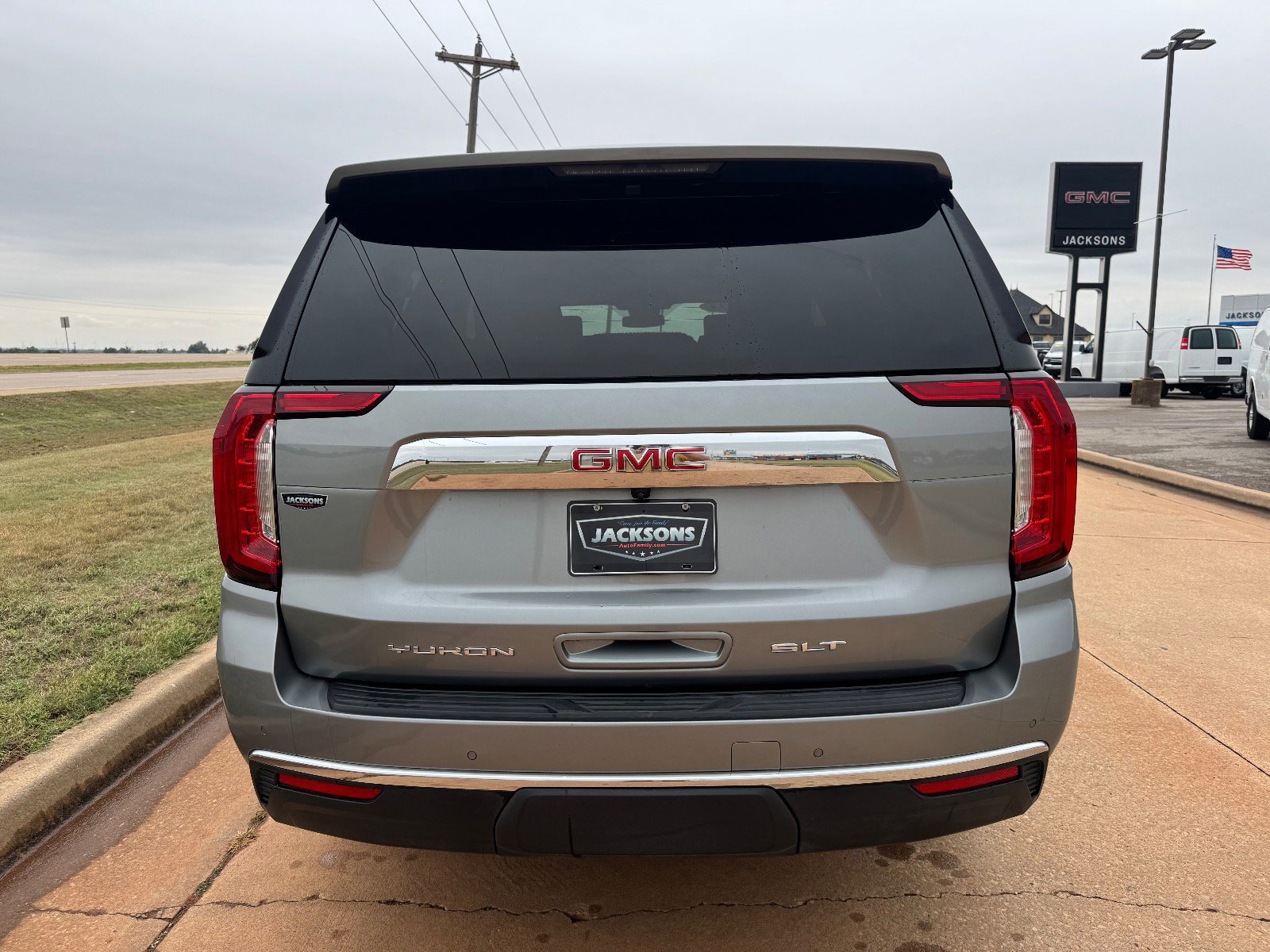 Used 2023 GMC Yukon XL SLT w/ SLT Luxury Package image 4