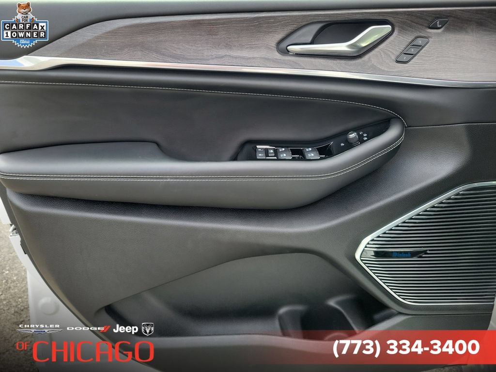 Used 2024 Jeep Grand Cherokee Overland w/ Luxury Tech Group IV AWD/4WD image 21