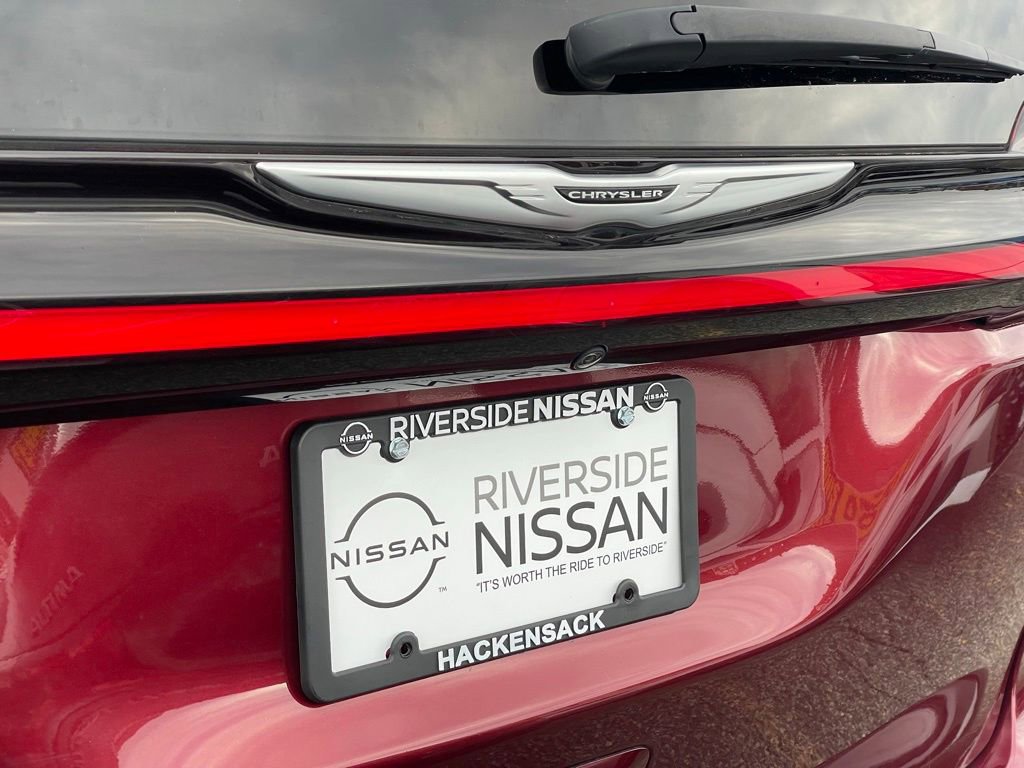 Used 2023 Chrysler Pacifica Touring-L image 31