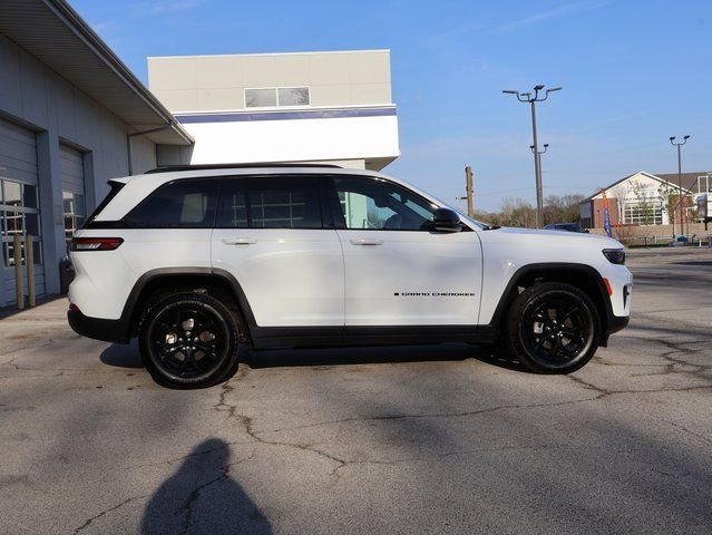 Used 2024 Jeep Grand Cherokee Altitude image 9