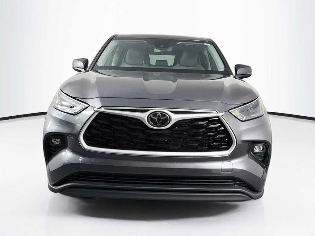 Used 2023 Toyota Highlander LE FWD image 2