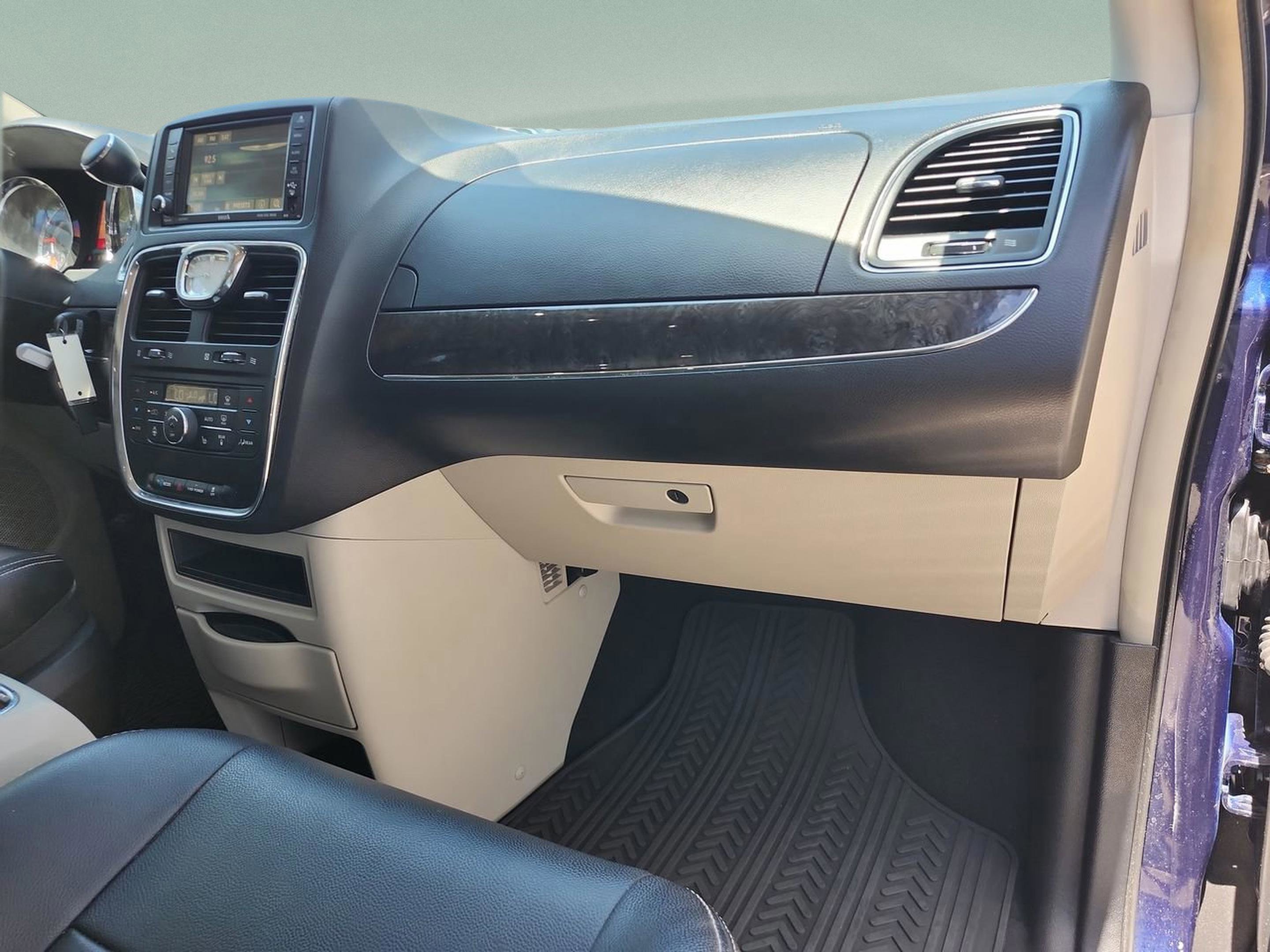 Used 2015 Chrysler Town & Country Touring w/ Driver Convenience Group FWD image 18