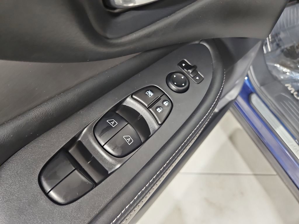 Used 2020 Nissan Murano SV w/ Premium Package image 12