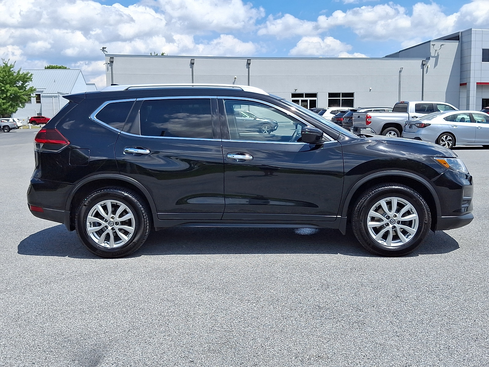 Used 2018 Nissan Rogue SV AWD/4WD image 9