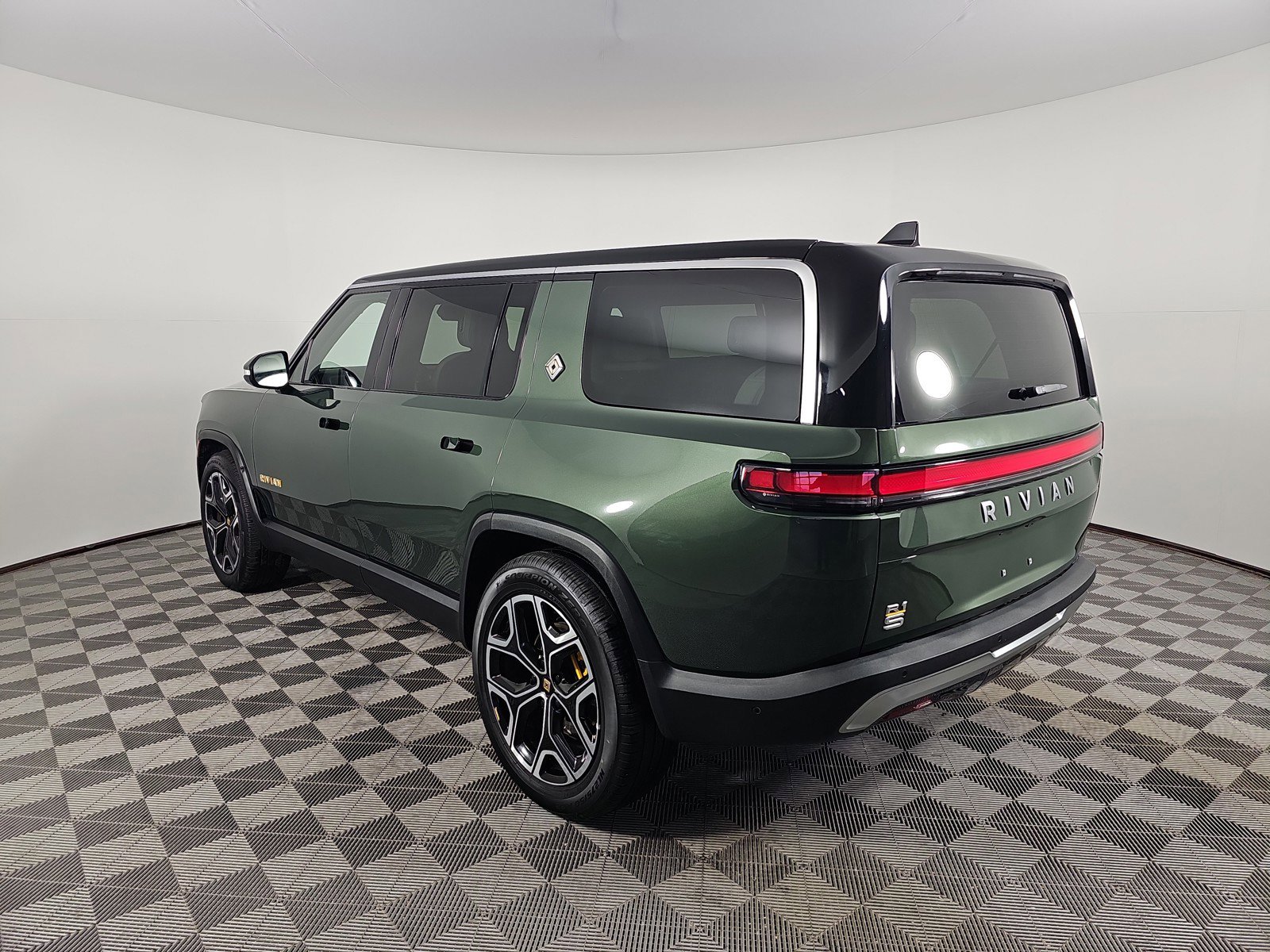 Used 2023 Rivian R1S Adventure AWD/4WD image 3