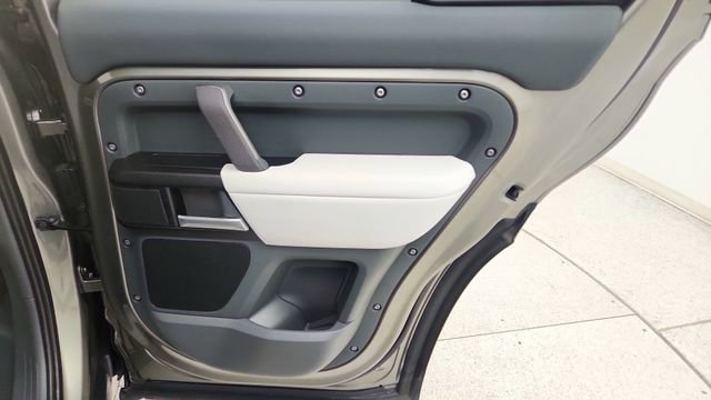 Used 2025 Land Rover Defender 110 X image 27