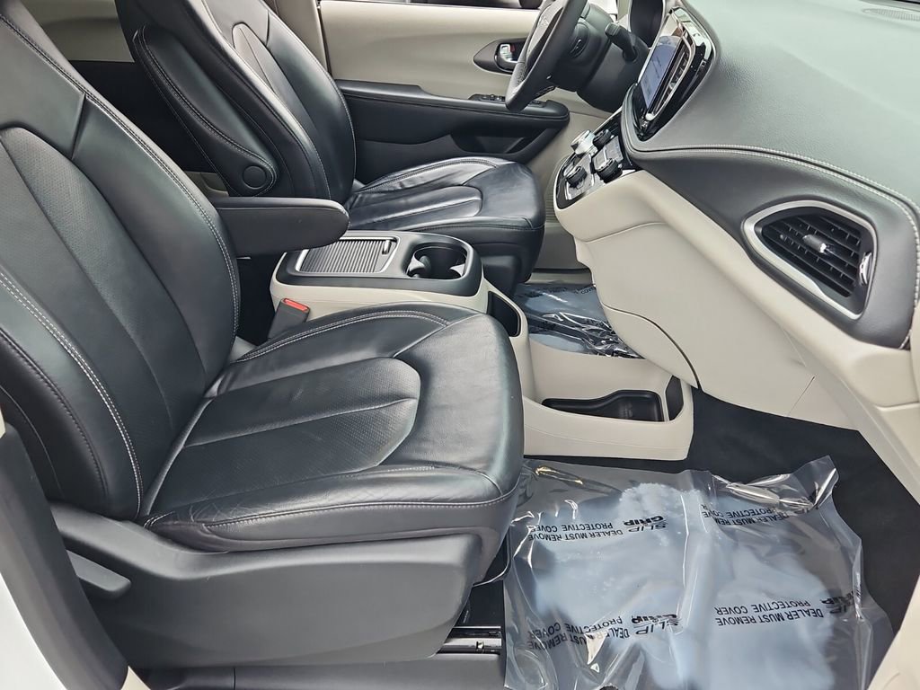 Used 2022 Chrysler Pacifica Touring-L image 20