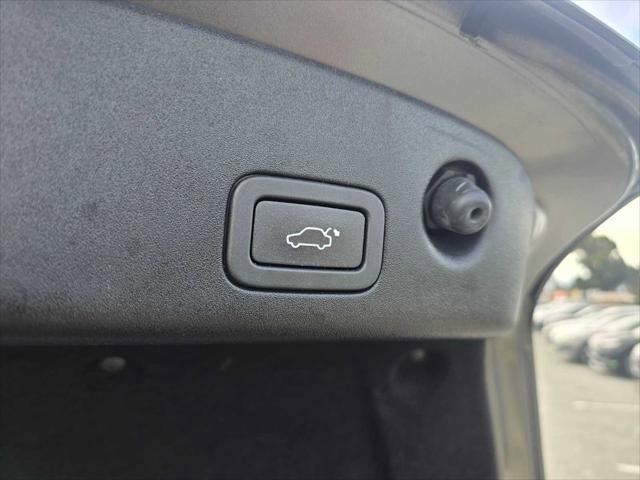 Used 2017 Jaguar XJ R-Sport image 18