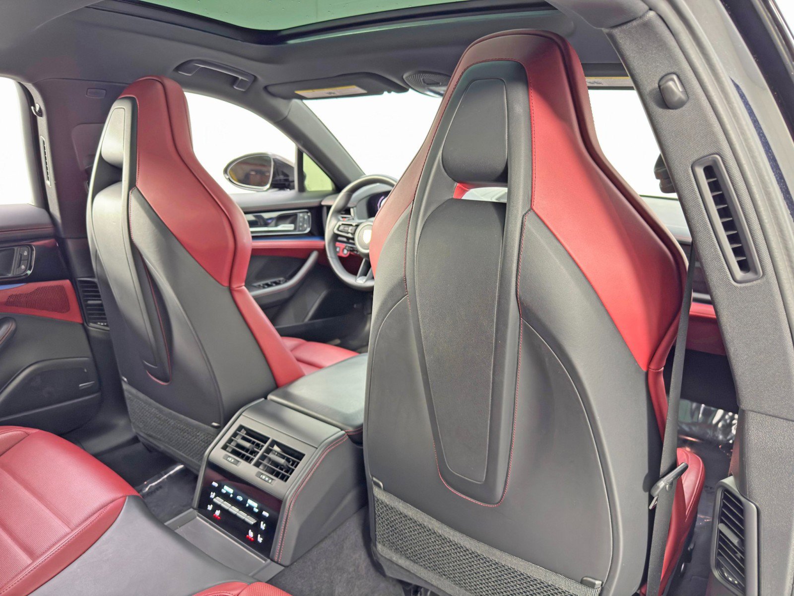 Used 2024 Porsche Panamera image 40