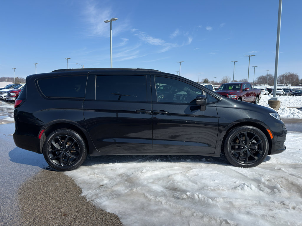 Used 2023 Chrysler Pacifica Touring-L w/ S Appearance Package image 4