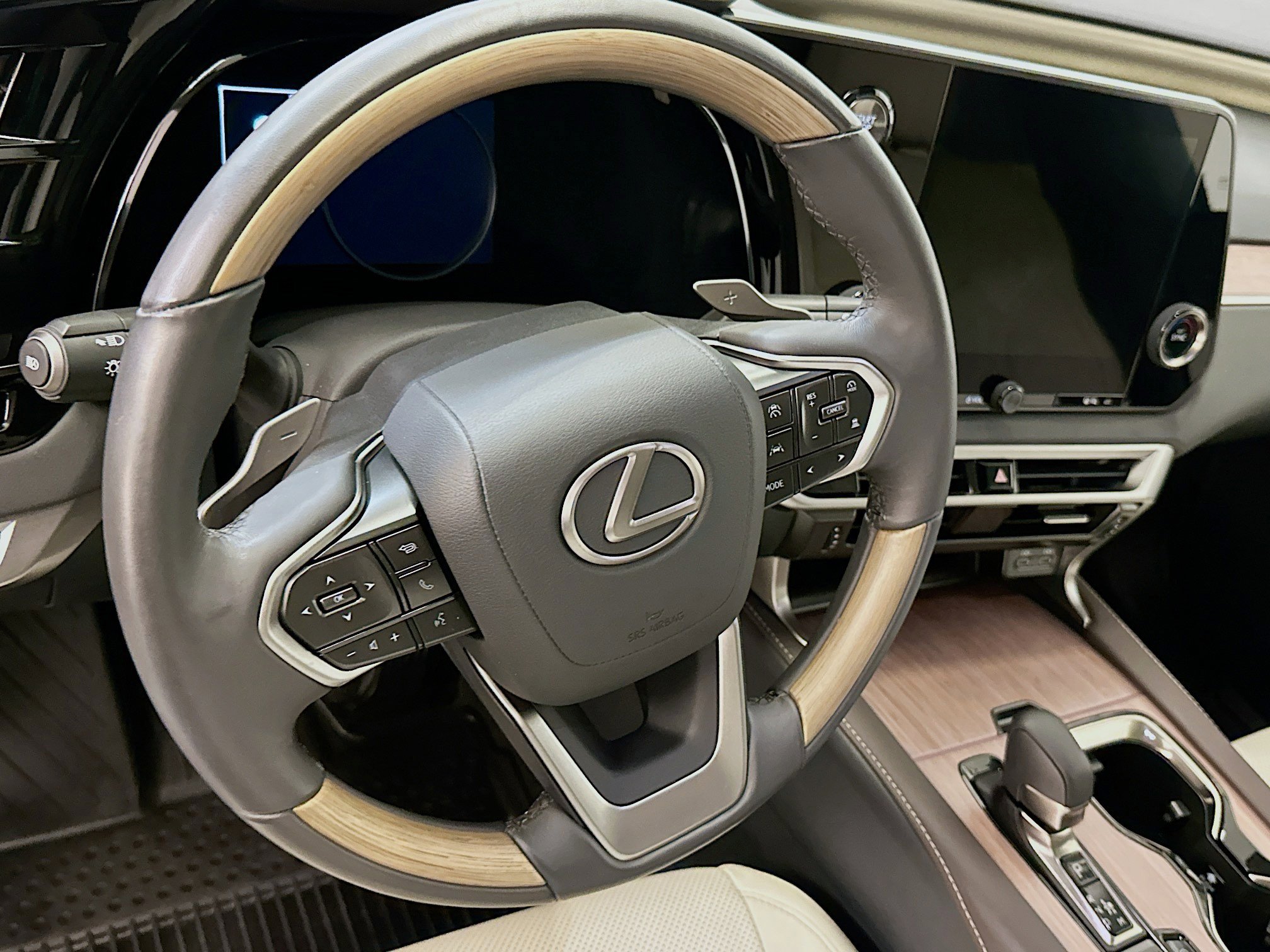 Used 2023 Lexus RX 350 Premium w/ Accessory Package AWD/4WD image 18