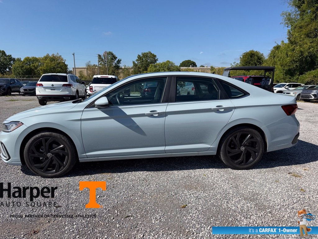 Used 2025 Volkswagen Jetta SE w/ Sunroof Package FWD image 2