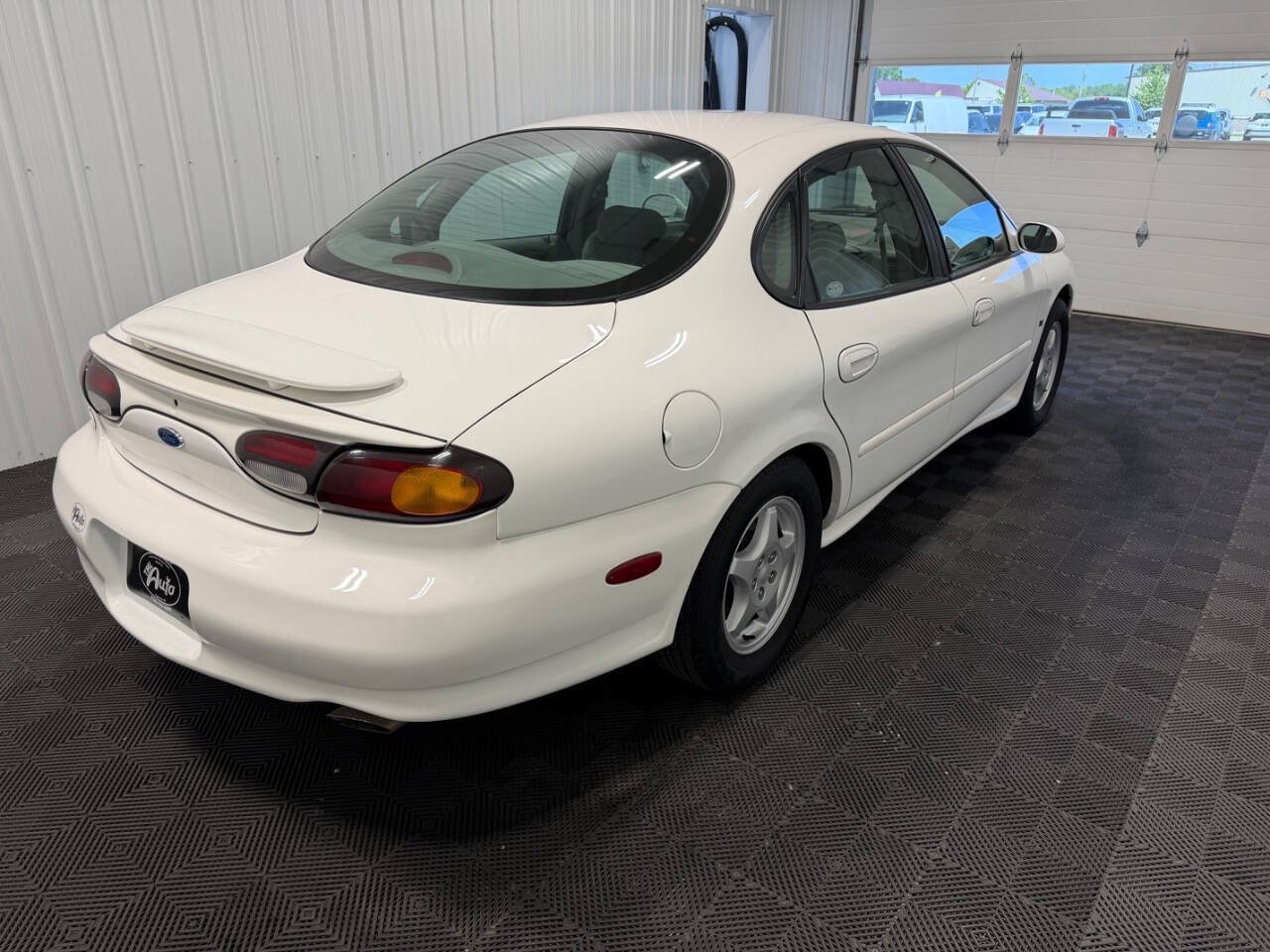 Used 1997 Ford Taurus SHO FWD image 4