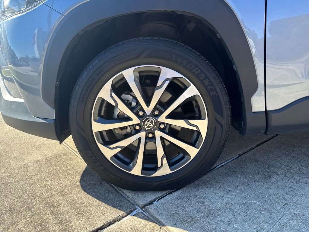 Certified 2023 Toyota Corolla Cross XLE image 33