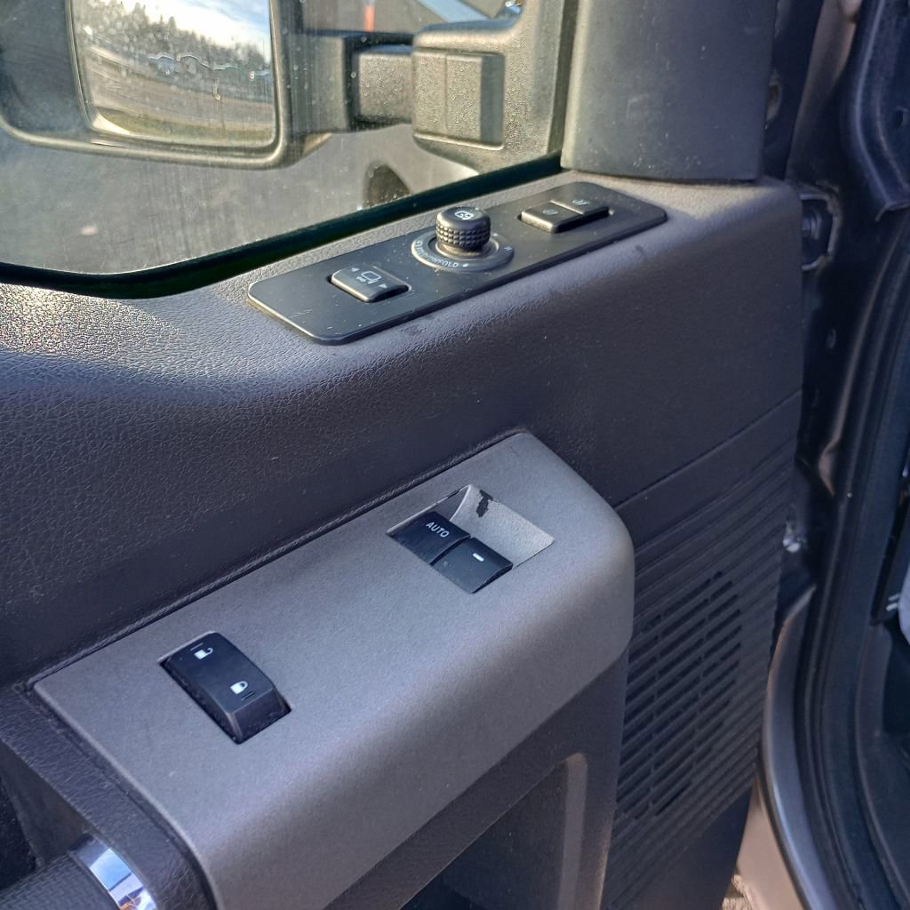 Used 2011 Ford F350 Lariat w/ Lariat Interior Pkg image 12