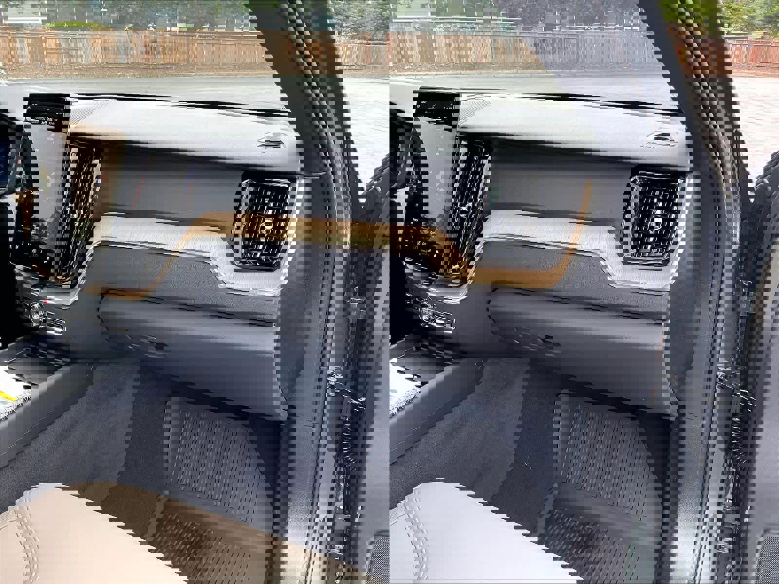 New 2026 Volvo XC60 T8 Plus w/ Protection Package Premier image 28