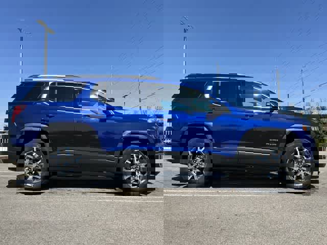 Used 2023 GMC Acadia SLE w/ Driver Convenience Package image 3