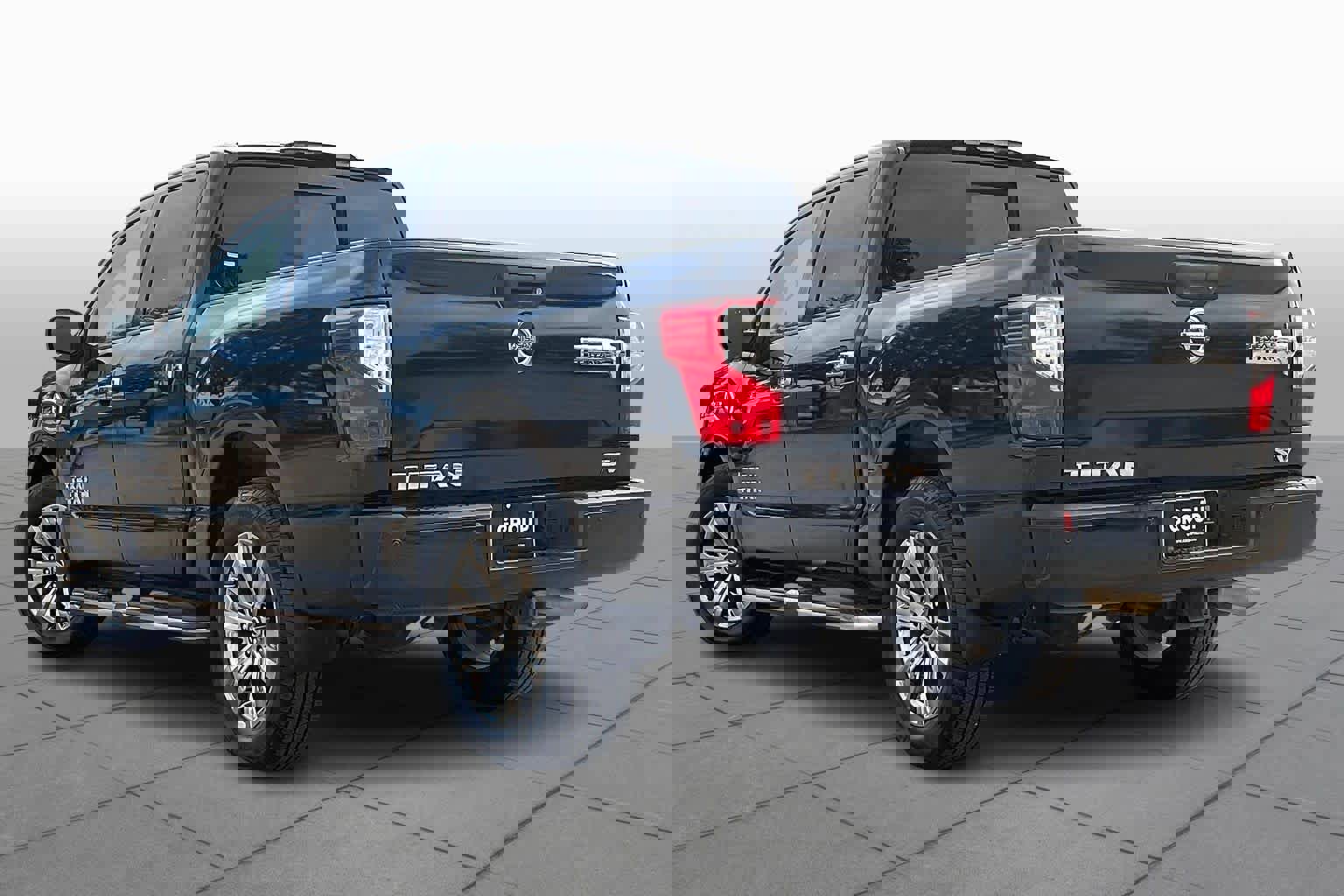 Used 2017 Nissan Titan SV image 10