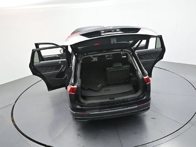 Used 2023 Volkswagen Tiguan SE FWD image 59