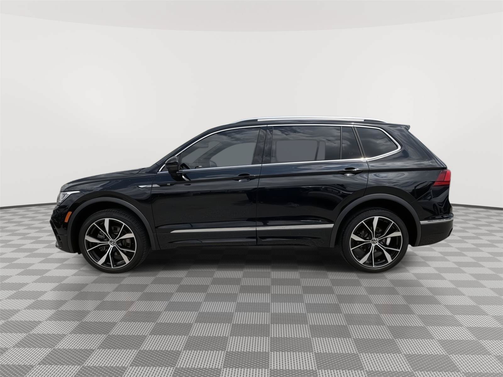 Used 2023 Volkswagen Tiguan SEL R-Line AWD/4WD image 2