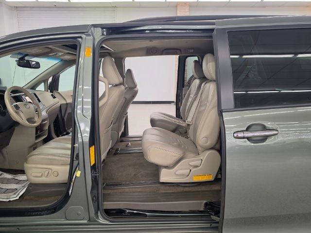 Used 2013 Toyota Sienna XLE FWD image 32