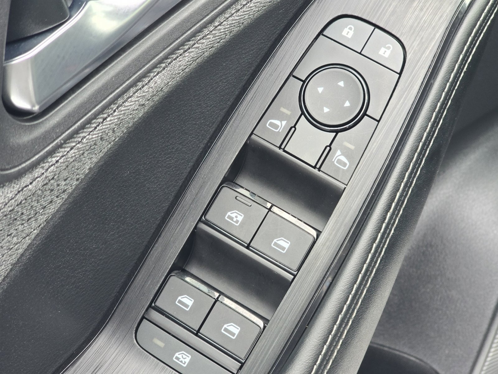 Used 2023 Nissan Rogue SV image 24