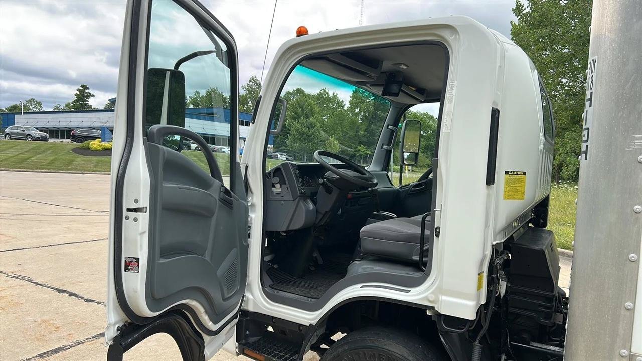 Used 2018 Isuzu NPR RWD image 25