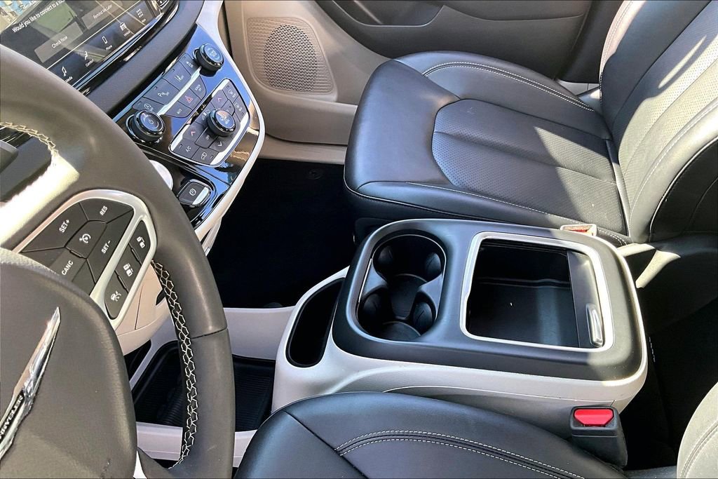 Used 2024 Chrysler Pacifica Touring-L image 16