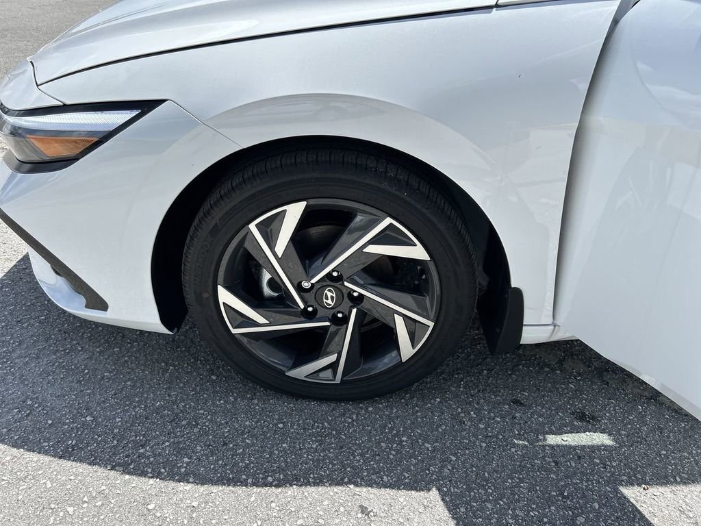 New 2025 Hyundai Elantra Limited image 32
