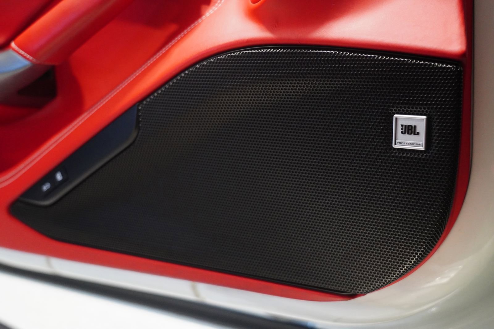 Used 2021 Ferrari F8 Tributo RWD image 31