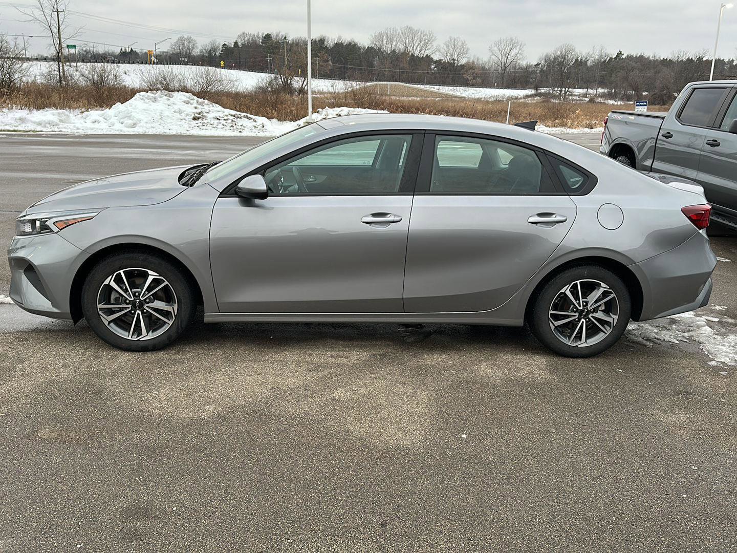 Used 2023 Kia Forte LXS image 2