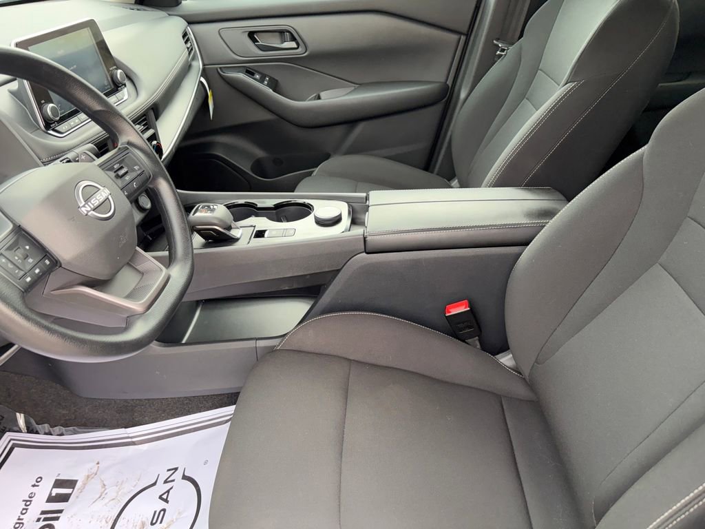 Used 2025 Nissan Rogue S image 9
