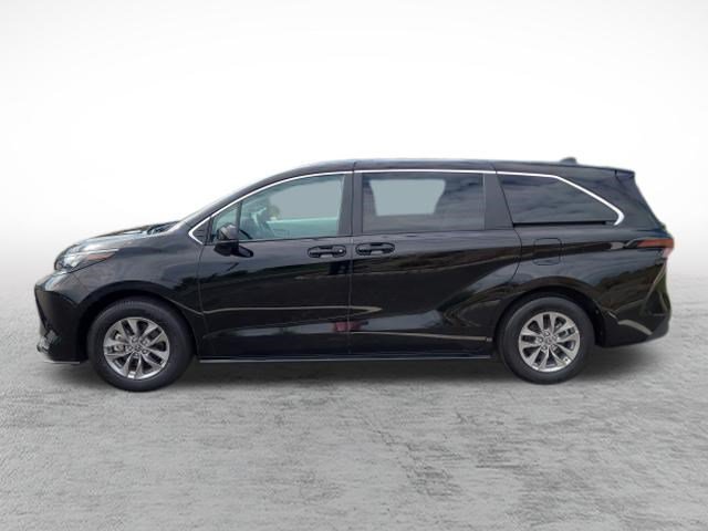 Certified 2025 Toyota Sienna LE FWD image 8