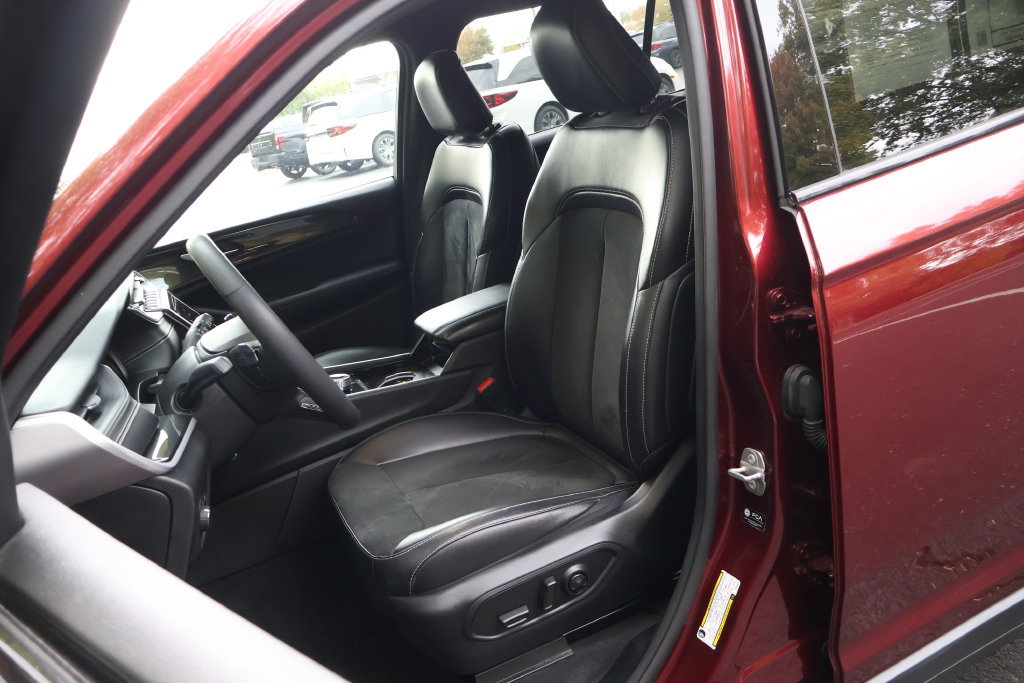 Used 2023 Jeep Grand Cherokee L Laredo AWD/4WD image 33