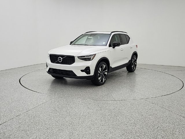 Certified 2025 Volvo XC40 B5 Ultra AWD/4WD image 1