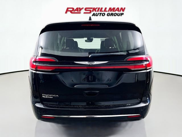 Used 2024 Chrysler Pacifica Touring-L FWD image 6