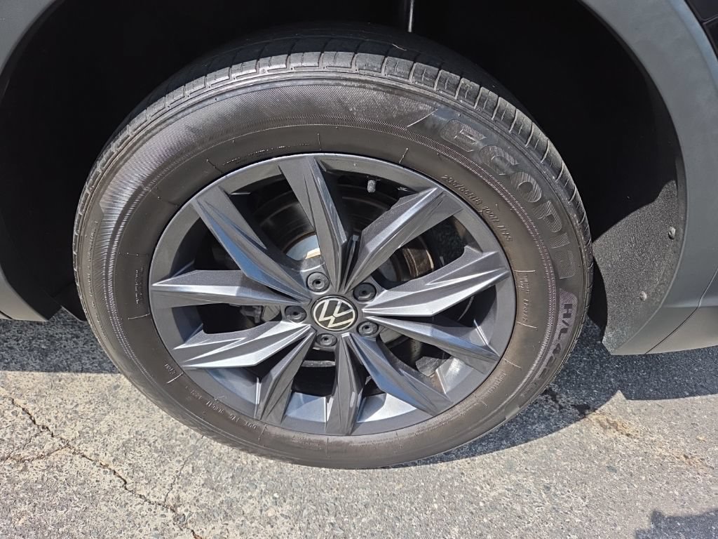 Used 2022 Volkswagen Tiguan SE AWD/4WD image 12