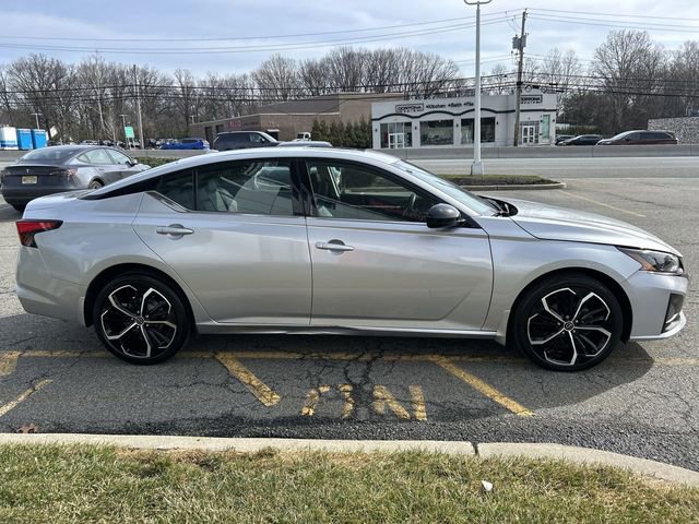 Used 2023 Nissan Altima 2.5 SR w/ SR Premium Package image 9