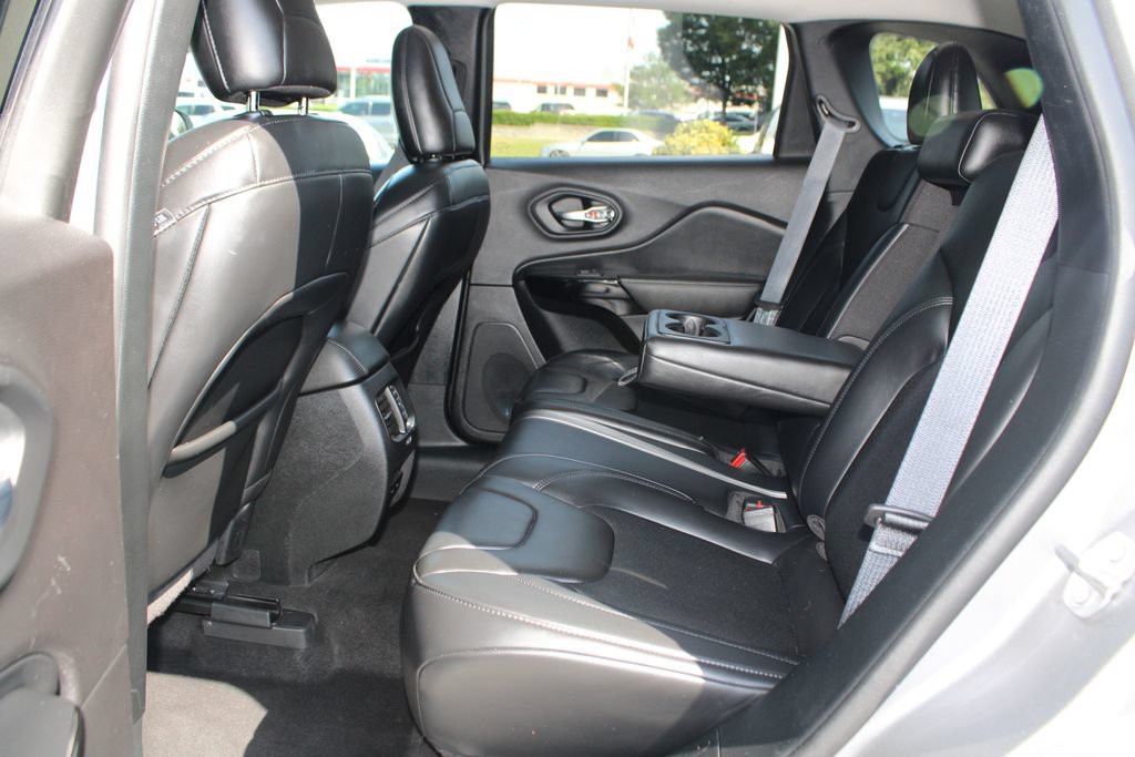 Used 2020 Jeep Cherokee Latitude Plus AWD/4WD image 16