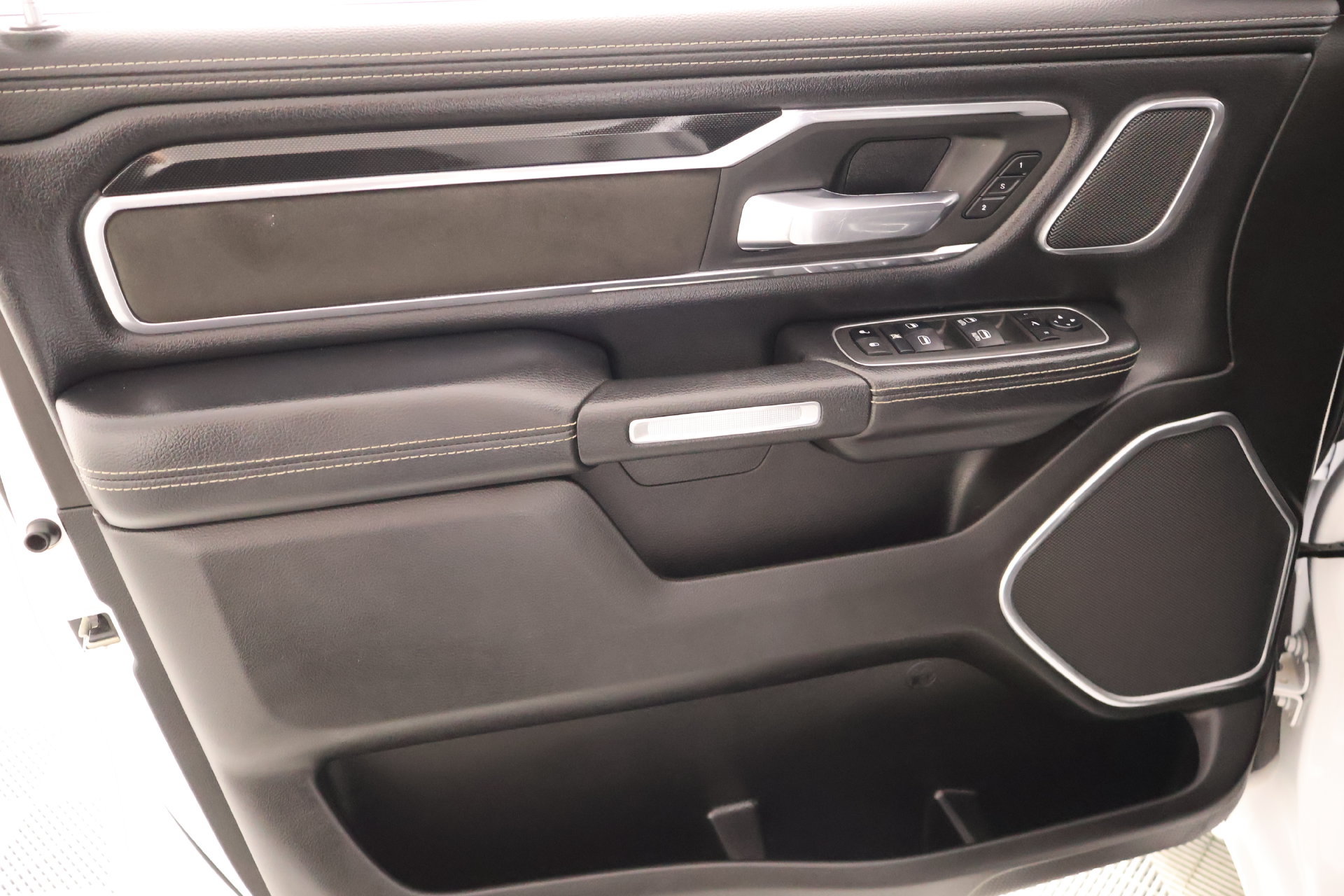 Used 2022 RAM 1500 Laramie AWD/4WD image 16