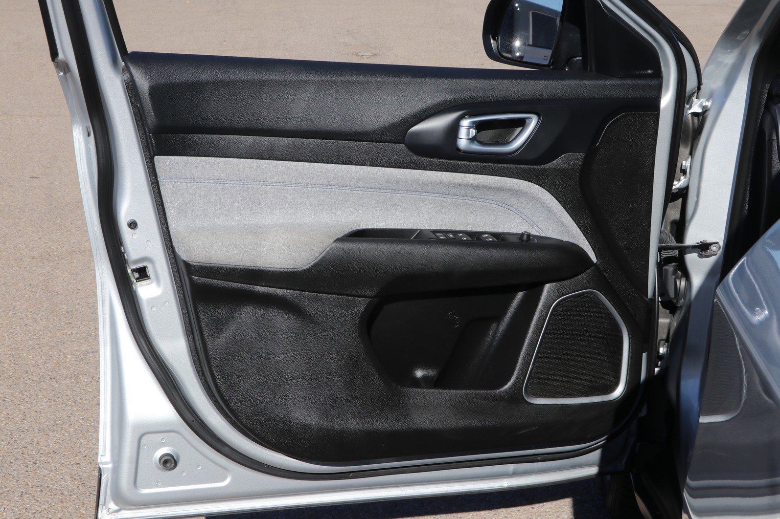 Used 2024 Jeep Compass Latitude image 10