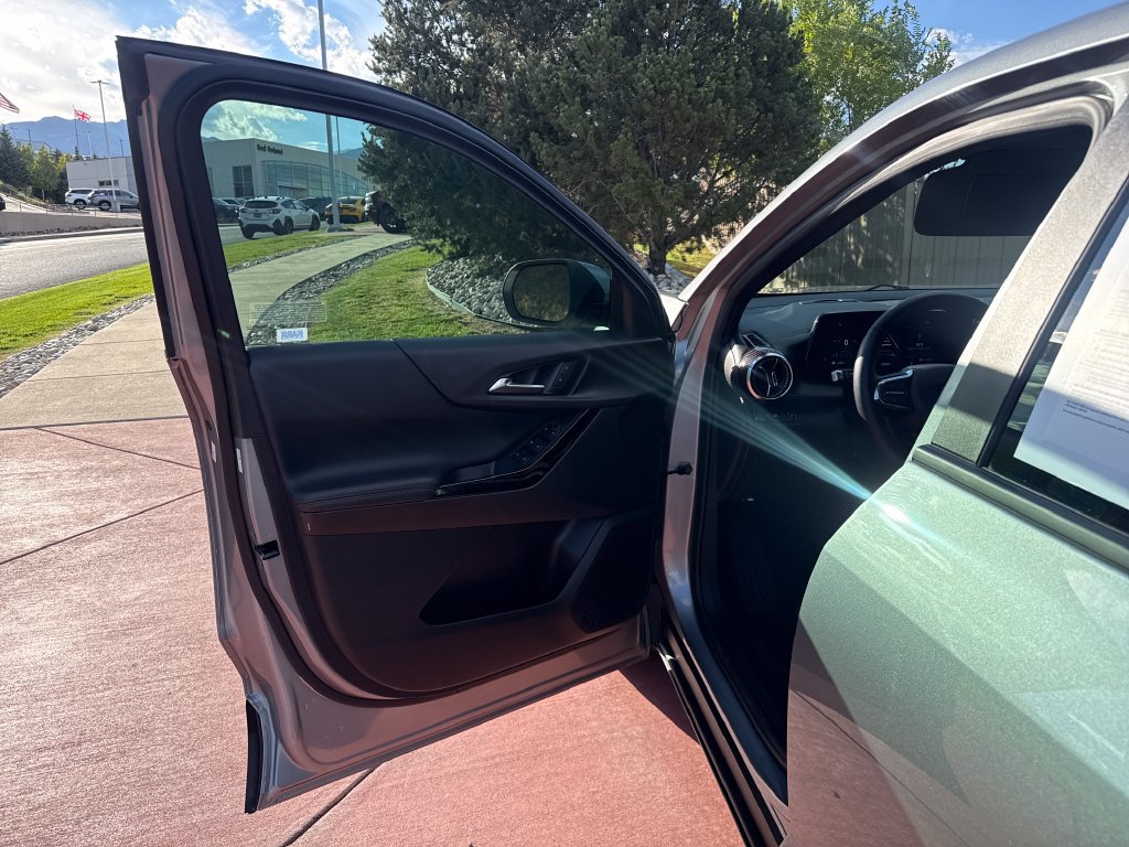 Used 2025 Chevrolet Equinox LT FWD image 11