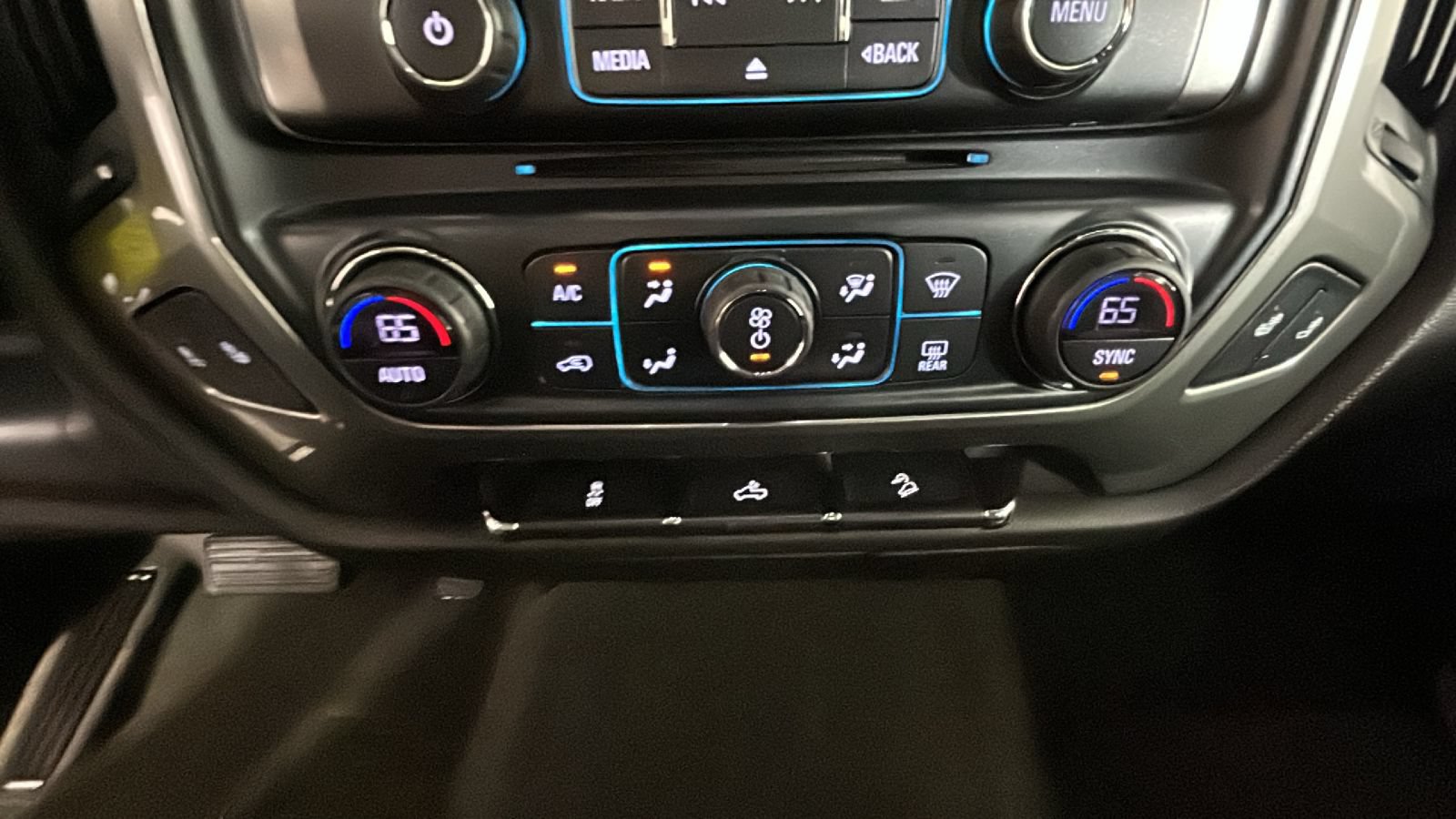 Used 2018 Chevrolet Silverado 1500 LT w/ Redline Edition AWD/4WD image 27