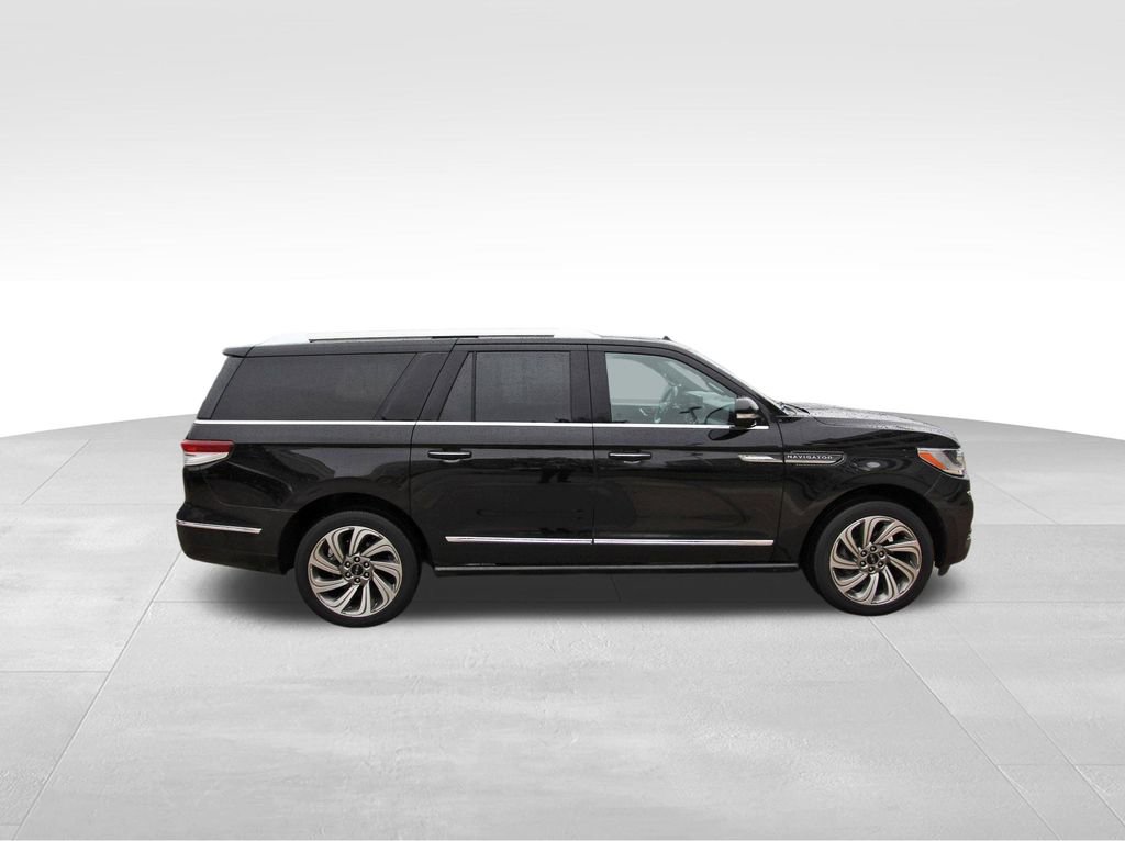 Used 2023 Lincoln Navigator L Reserve image 5