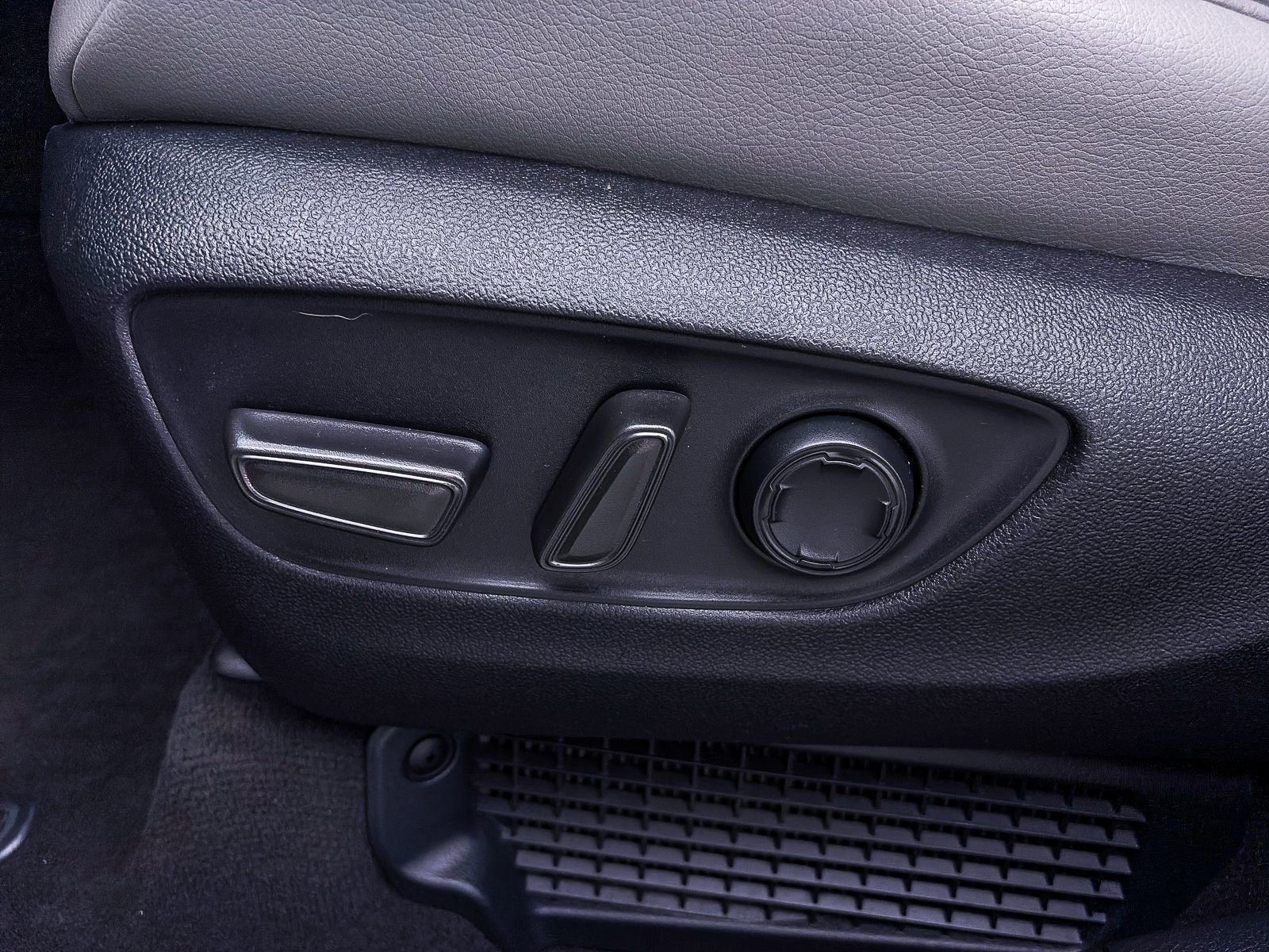 Used 2025 Toyota Sienna XLE FWD image 20
