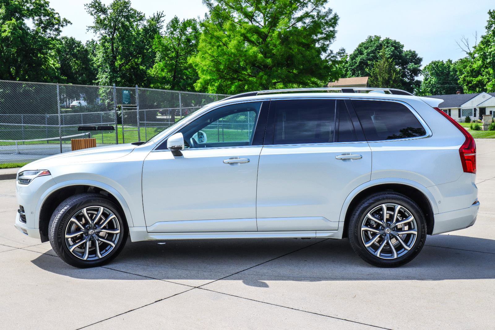 Used 2018 Volvo XC90 T6 Momentum w/ Convenience Package AWD/4WD image 4