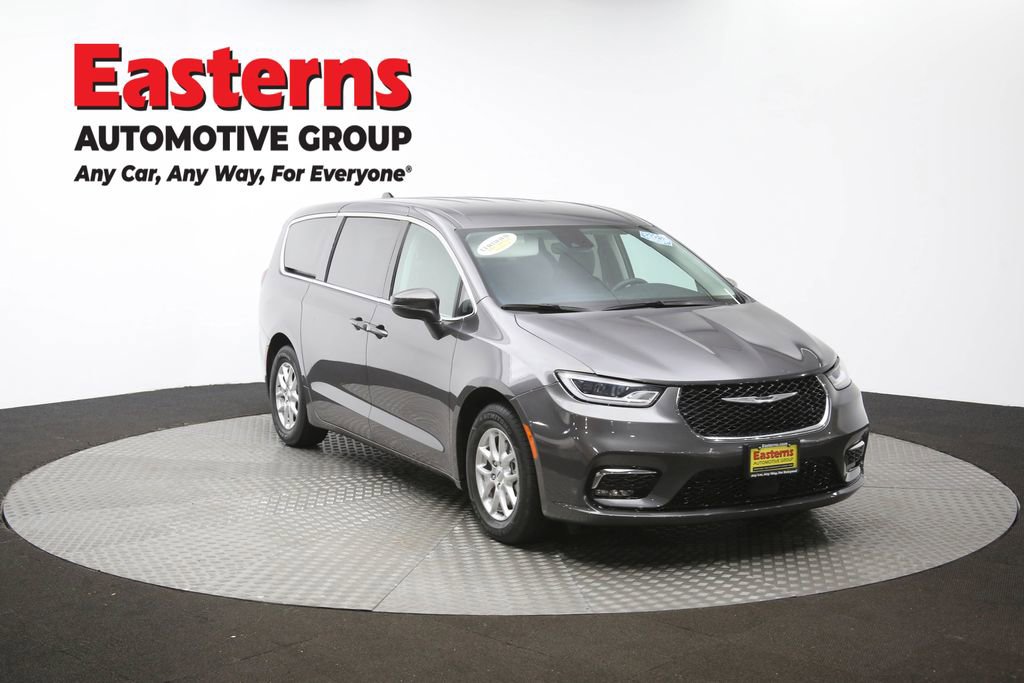Used 2023 Chrysler Pacifica Touring-L image 54